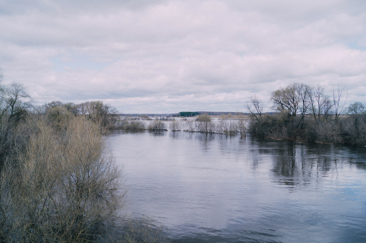 Храм Покрова на Нерли прекрасен в любое время года. А когда наступает пора весеннего разлива, территория вокруг него и вовсе на несколько недель превращается в «маленькую Венецию». Тогда сапы и байдарки становятся самым востребованным способом передвижения по заливному лугу.