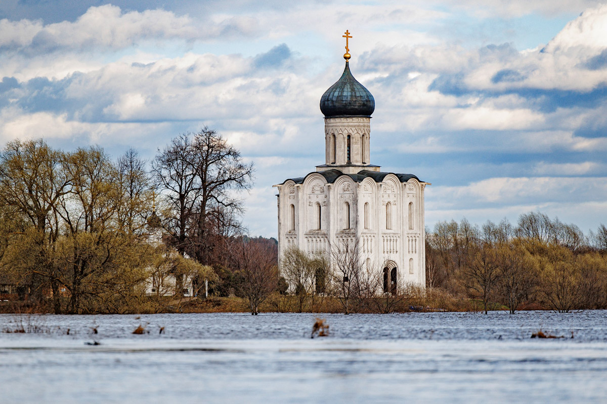 Храм Покрова на Нерли прекрасен в любое время года. А когда наступает пора весеннего разлива, территория вокруг него и вовсе на несколько недель превращается в «маленькую Венецию». Тогда сапы и байдарки становятся самым востребованным способом передвижения по заливному лугу.