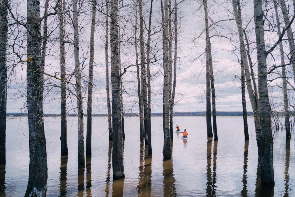 Храм Покрова на Нерли прекрасен в любое время года. А когда наступает пора весеннего разлива, территория вокруг него и вовсе на несколько недель превращается в «маленькую Венецию». Тогда сапы и байдарки становятся самым востребованным способом передвижения по заливному лугу.