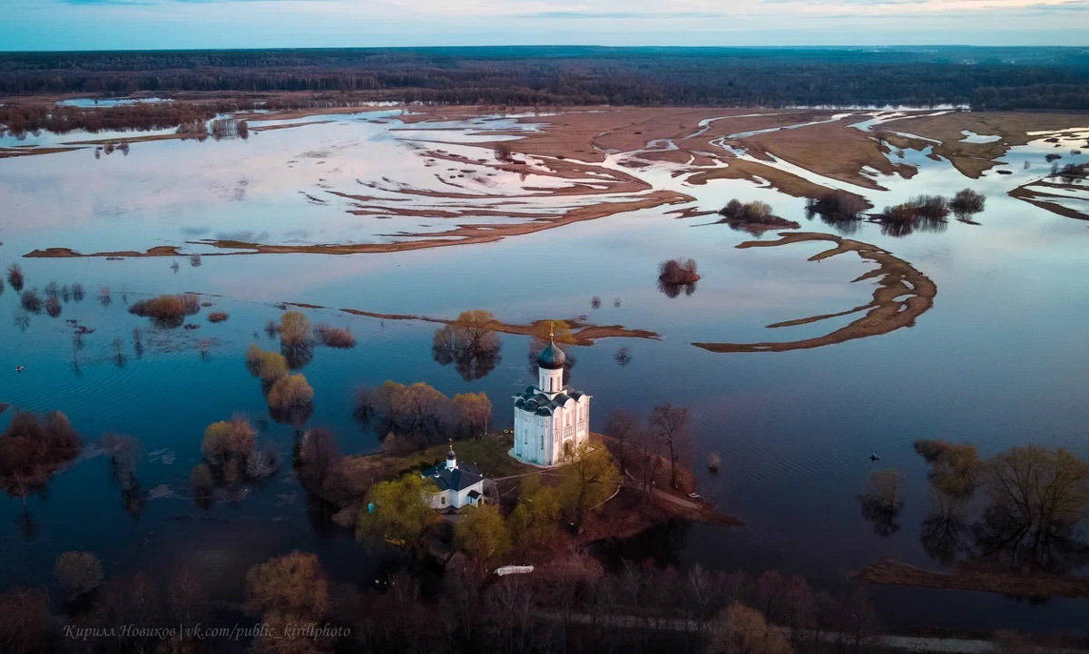 Храм Покрова на Нерли прекрасен в любое время года. А когда наступает пора весеннего разлива, территория вокруг него и вовсе на несколько недель превращается в «маленькую Венецию». Тогда сапы и байдарки становятся самым востребованным способом передвижения по заливному лугу.