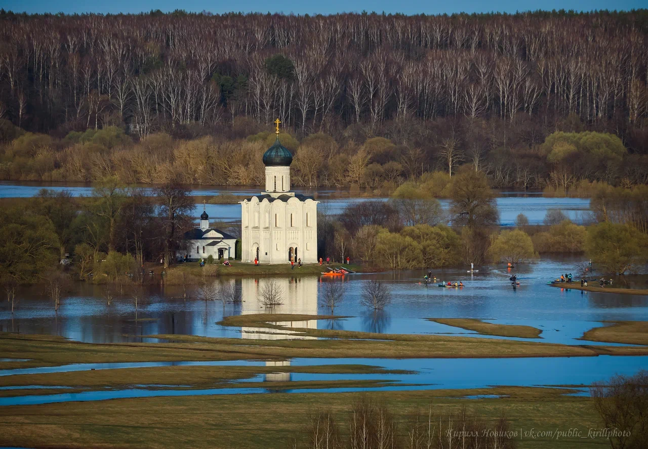Храм Покрова на Нерли прекрасен в любое время года. А когда наступает пора весеннего разлива, территория вокруг него и вовсе на несколько недель превращается в «маленькую Венецию». Тогда сапы и байдарки становятся самым востребованным способом передвижения по заливному лугу.