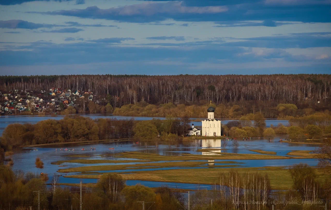 Храм Покрова на Нерли прекрасен в любое время года. А когда наступает пора весеннего разлива, территория вокруг него и вовсе на несколько недель превращается в «маленькую Венецию». Тогда сапы и байдарки становятся самым востребованным способом передвижения по заливному лугу.