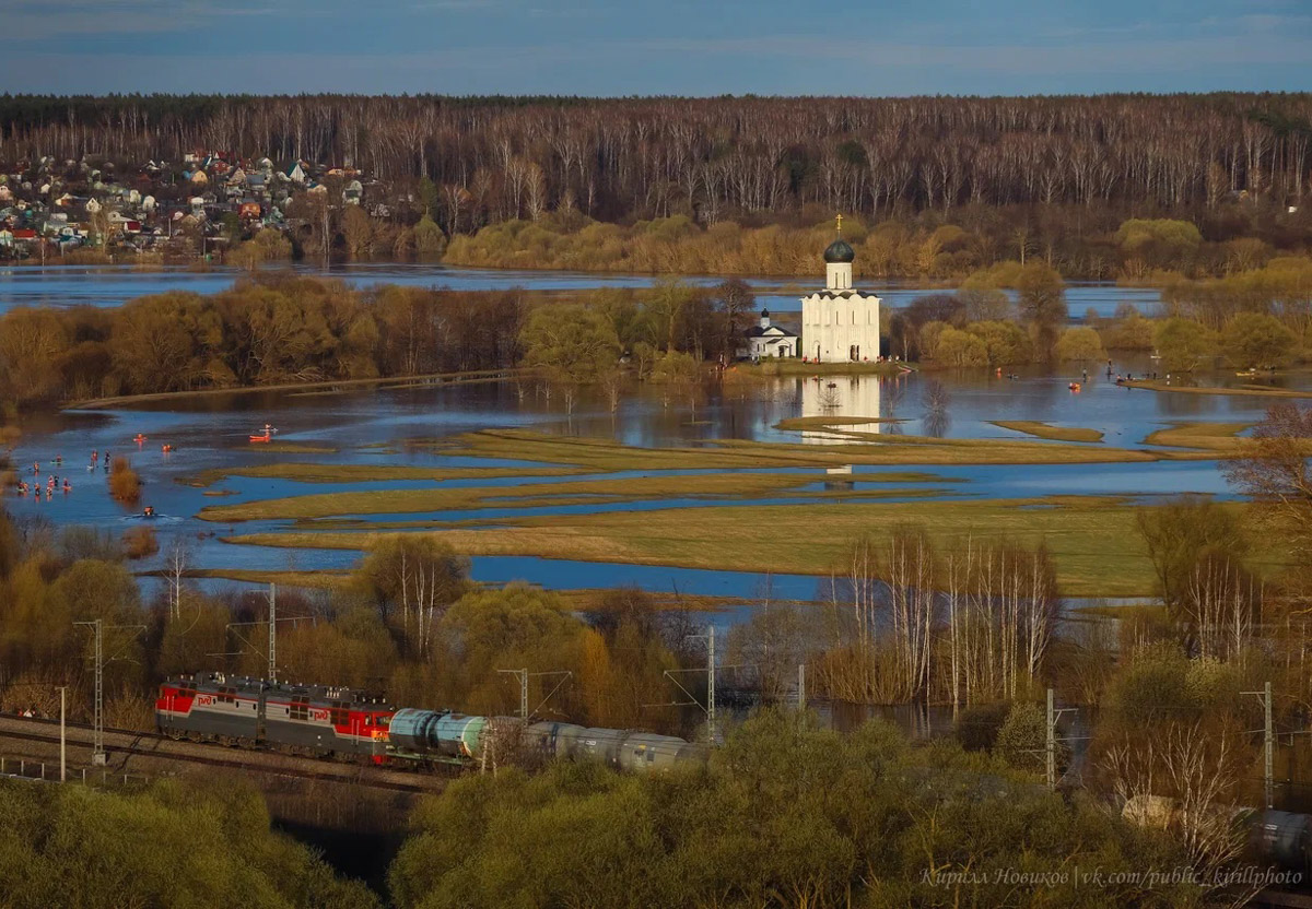 Храм Покрова на Нерли прекрасен в любое время года. А когда наступает пора весеннего разлива, территория вокруг него и вовсе на несколько недель превращается в «маленькую Венецию». Тогда сапы и байдарки становятся самым востребованным способом передвижения по заливному лугу.