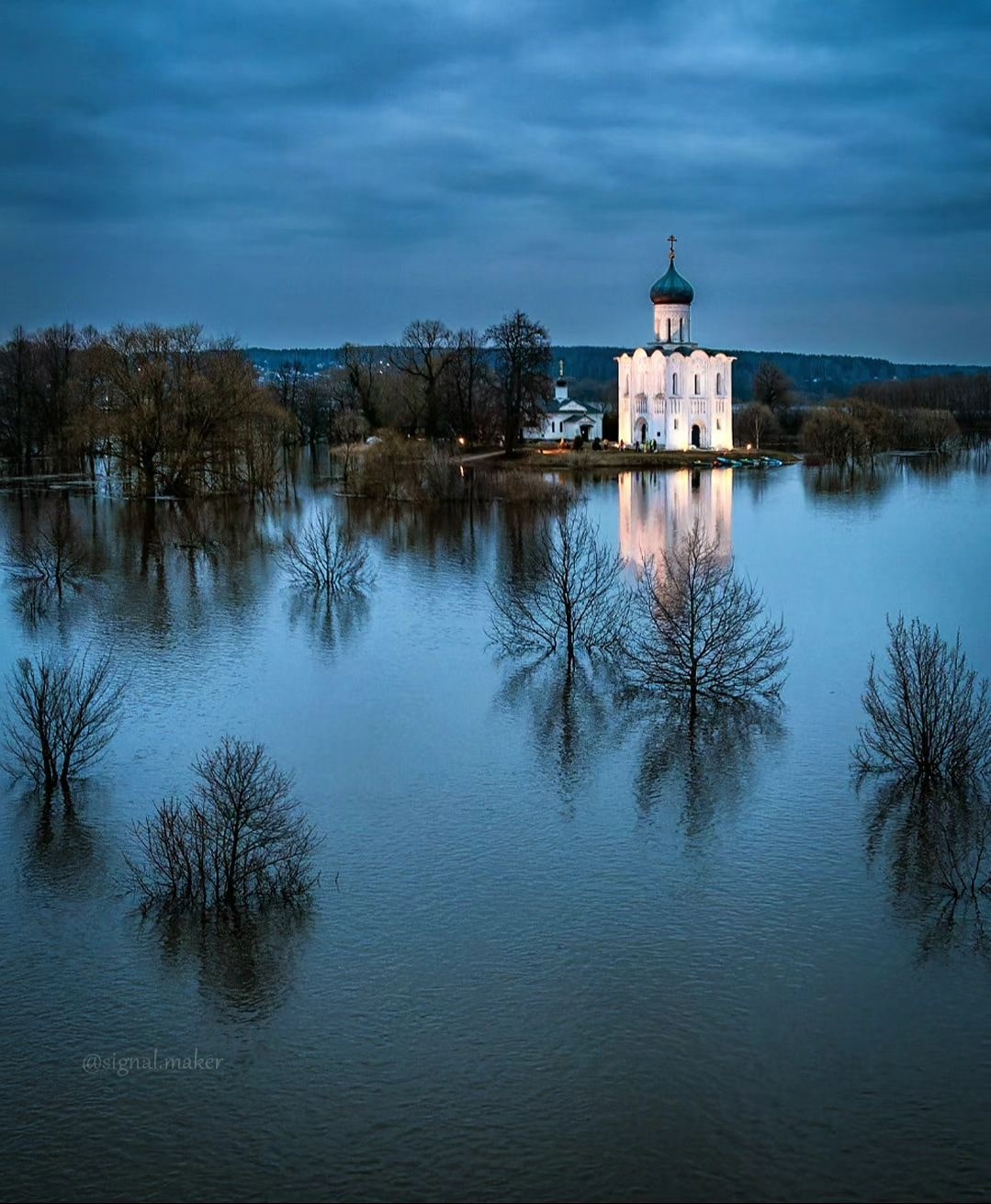 Храм Покрова на Нерли прекрасен в любое время года. А когда наступает пора весеннего разлива, территория вокруг него и вовсе на несколько недель превращается в «маленькую Венецию». Тогда сапы и байдарки становятся самым востребованным способом передвижения по заливному лугу.