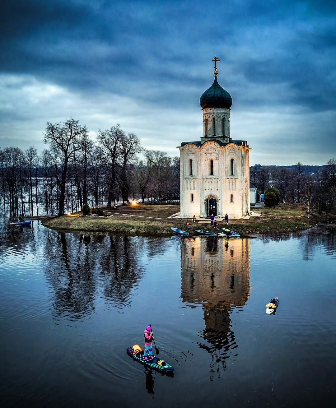 Храм Покрова на Нерли прекрасен в любое время года. А когда наступает пора весеннего разлива, территория вокруг него и вовсе на несколько недель превращается в «маленькую Венецию». Тогда сапы и байдарки становятся самым востребованным способом передвижения по заливному лугу.