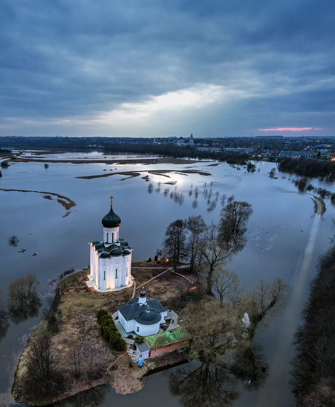 Храм Покрова на Нерли прекрасен в любое время года. А когда наступает пора весеннего разлива, территория вокруг него и вовсе на несколько недель превращается в «маленькую Венецию». Тогда сапы и байдарки становятся самым востребованным способом передвижения по заливному лугу.