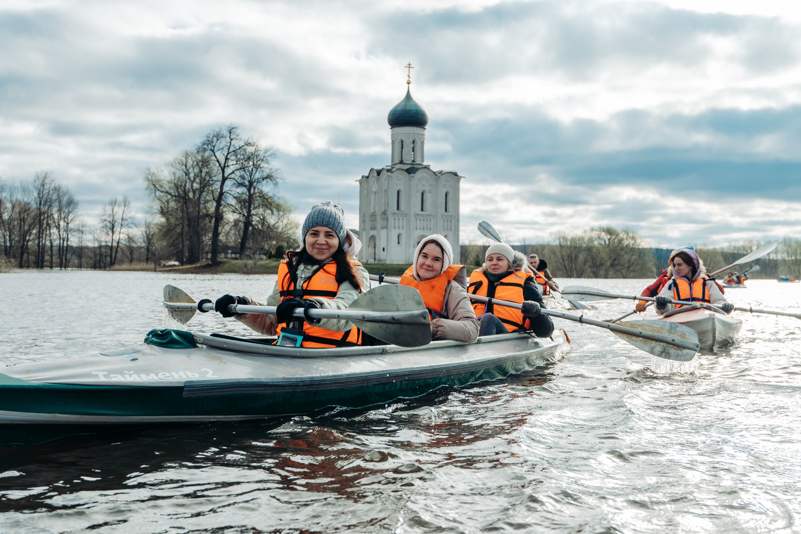 Храм Покрова на Нерли прекрасен в любое время года. А когда наступает пора весеннего разлива, территория вокруг него и вовсе на несколько недель превращается в «маленькую Венецию». Тогда сапы и байдарки становятся самым востребованным способом передвижения по заливному лугу.