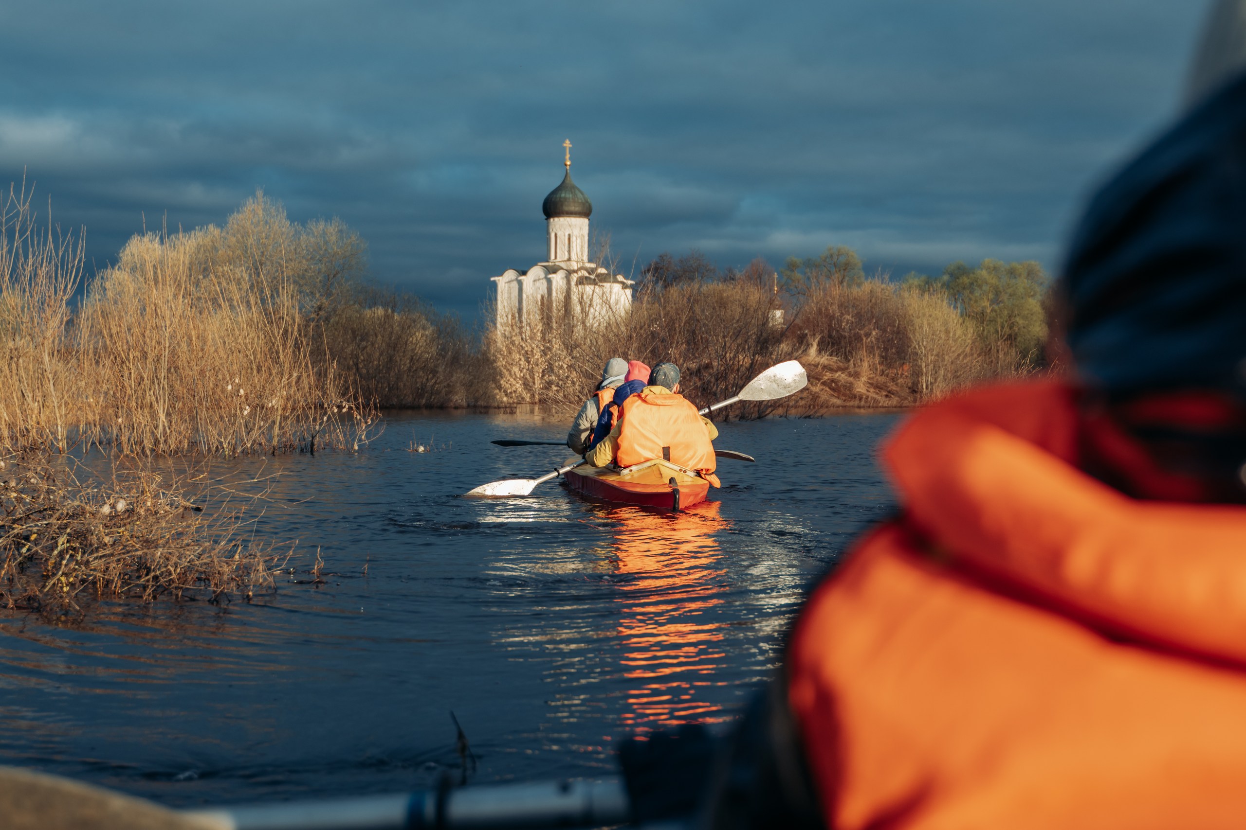 Храм Покрова на Нерли прекрасен в любое время года. А когда наступает пора весеннего разлива, территория вокруг него и вовсе на несколько недель превращается в «маленькую Венецию». Тогда сапы и байдарки становятся самым востребованным способом передвижения по заливному лугу.