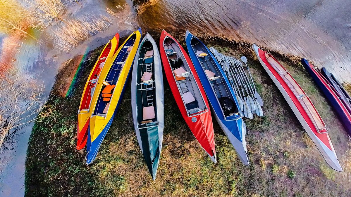 Храм Покрова на Нерли прекрасен в любое время года. А когда наступает пора весеннего разлива, территория вокруг него и вовсе на несколько недель превращается в «маленькую Венецию». Тогда сапы и байдарки становятся самым востребованным способом передвижения по заливному лугу.