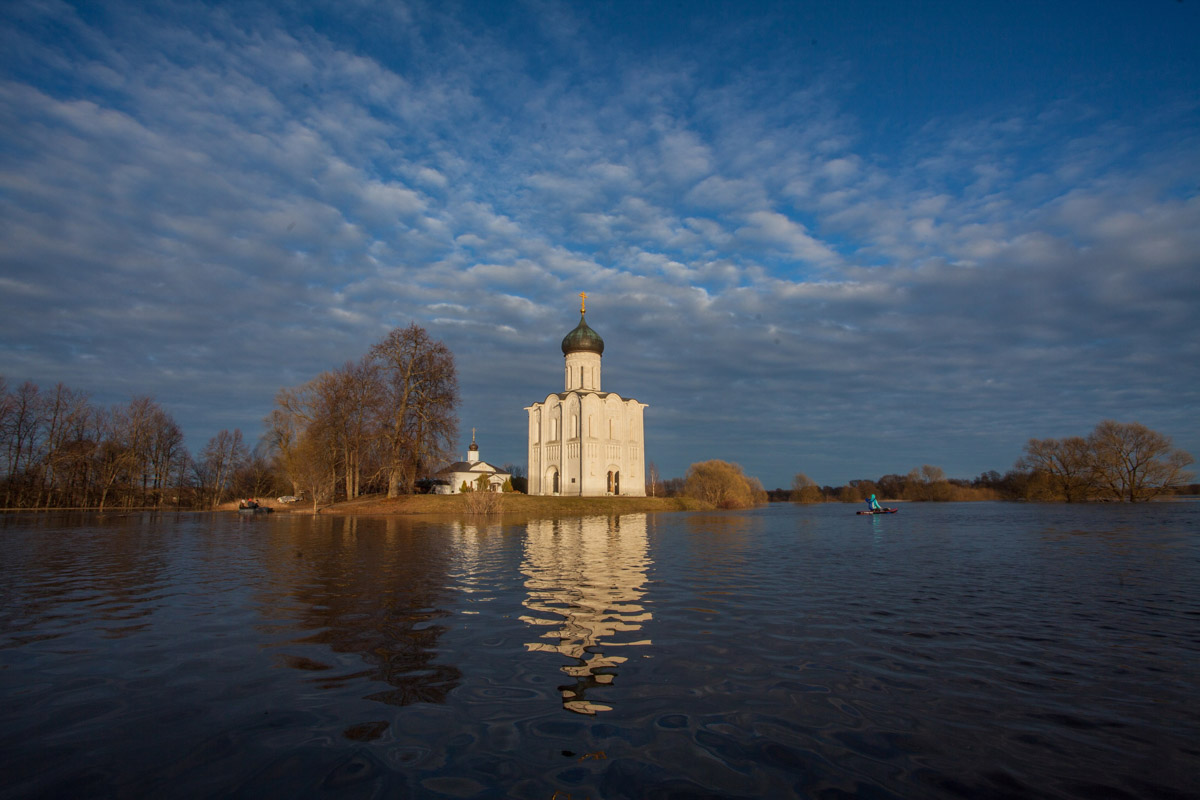 Храм Покрова на Нерли прекрасен в любое время года. А когда наступает пора весеннего разлива, территория вокруг него и вовсе на несколько недель превращается в «маленькую Венецию». Тогда сапы и байдарки становятся самым востребованным способом передвижения по заливному лугу.