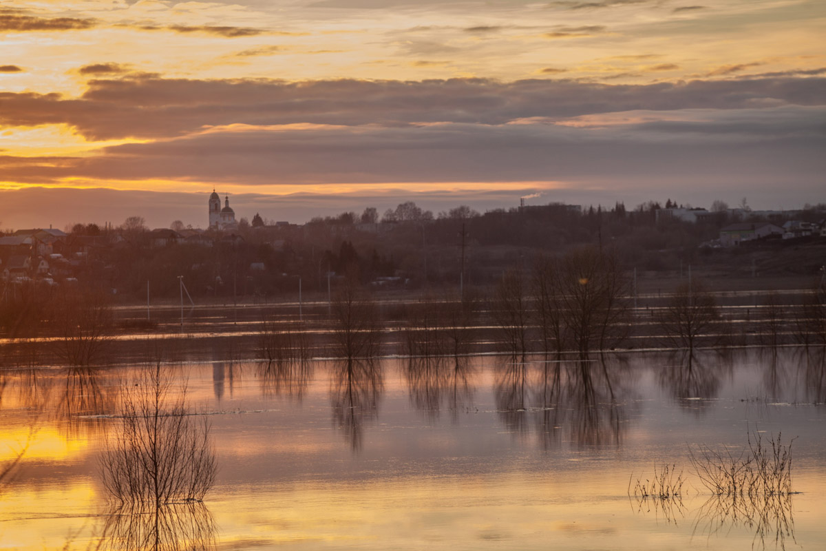 Храм Покрова на Нерли прекрасен в любое время года. А когда наступает пора весеннего разлива, территория вокруг него и вовсе на несколько недель превращается в «маленькую Венецию». Тогда сапы и байдарки становятся самым востребованным способом передвижения по заливному лугу.