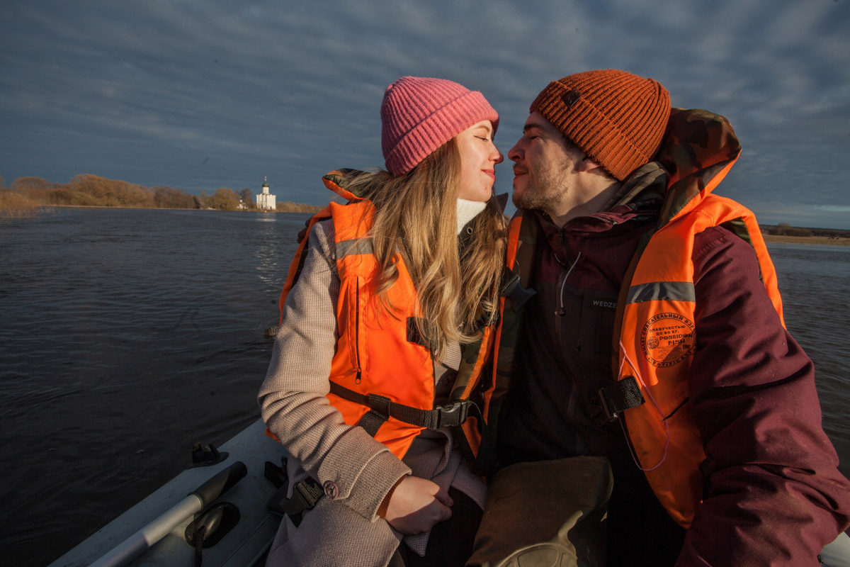 Храм Покрова на Нерли прекрасен в любое время года. А когда наступает пора весеннего разлива, территория вокруг него и вовсе на несколько недель превращается в «маленькую Венецию». Тогда сапы и байдарки становятся самым востребованным способом передвижения по заливному лугу.