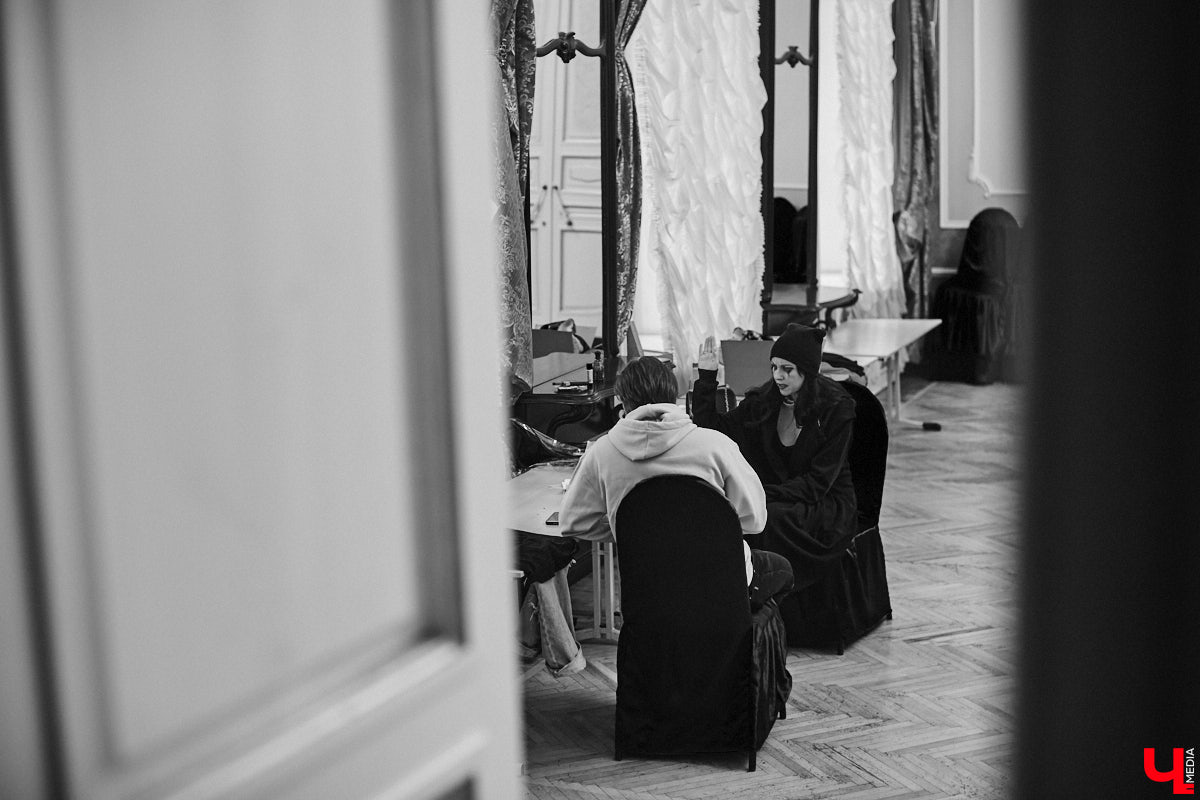 Актриса Валерия Емельянова — в прошлом яркая звезда Владимирского академического театра драмы — вернулась на сцену. Ее моноспектакль по пьесе Жана Кокто «Человеческий голос» уже был с успехом обкатан на двух небольших площадках. И вот наконец случилась премьера в Центре культуры и искусства на Соборной, которую посетил «Ключ-Медиа».