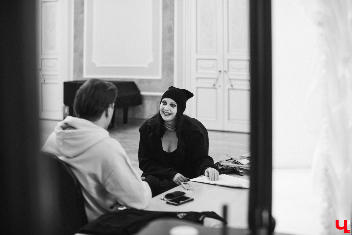 Актриса Валерия Емельянова — в прошлом яркая звезда Владимирского академического театра драмы — вернулась на сцену. Ее моноспектакль по пьесе Жана Кокто «Человеческий голос» уже был с успехом обкатан на двух небольших площадках. И вот наконец случилась премьера в Центре культуры и искусства на Соборной, которую посетил «Ключ-Медиа».