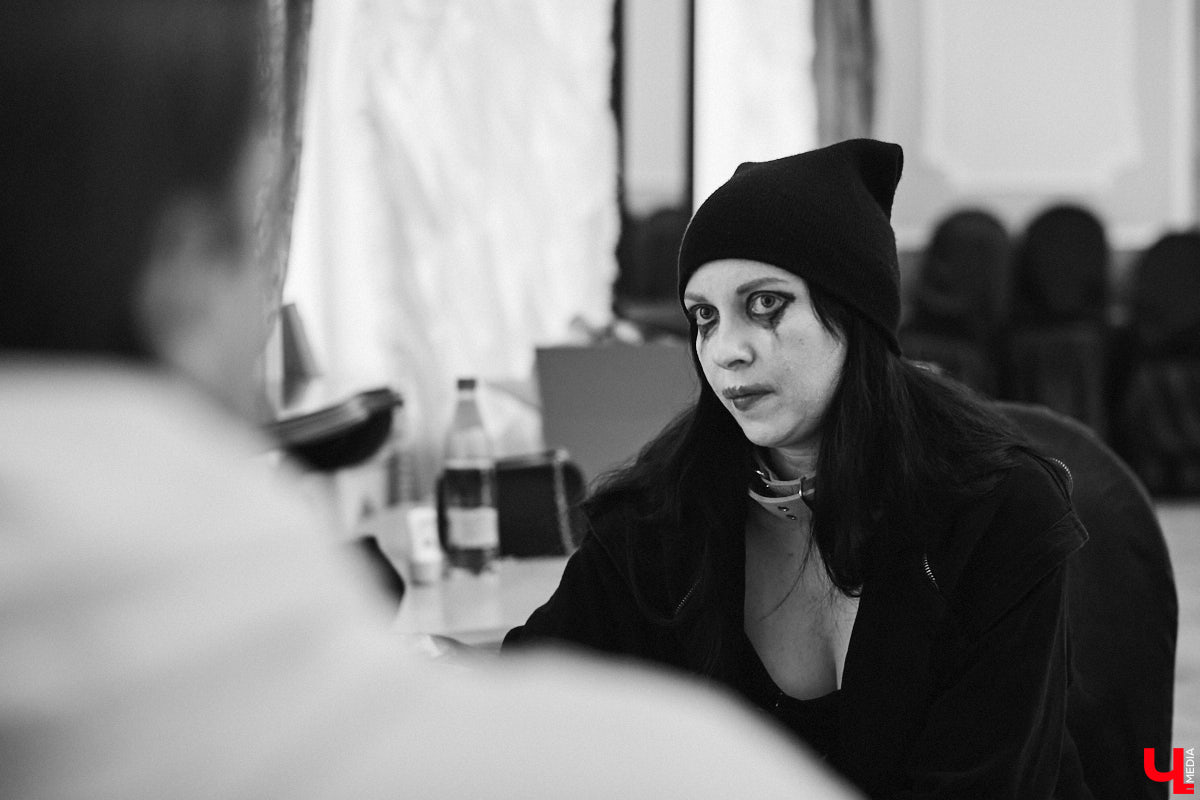 Актриса Валерия Емельянова — в прошлом яркая звезда Владимирского академического театра драмы — вернулась на сцену. Ее моноспектакль по пьесе Жана Кокто «Человеческий голос» уже был с успехом обкатан на двух небольших площадках. И вот наконец случилась премьера в Центре культуры и искусства на Соборной, которую посетил «Ключ-Медиа».