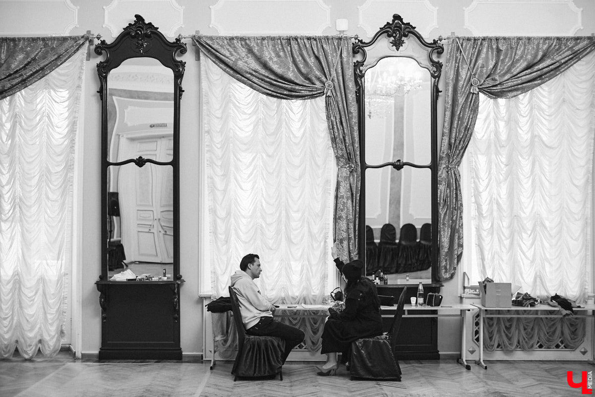 Актриса Валерия Емельянова — в прошлом яркая звезда Владимирского академического театра драмы — вернулась на сцену. Ее моноспектакль по пьесе Жана Кокто «Человеческий голос» уже был с успехом обкатан на двух небольших площадках. И вот наконец случилась премьера в Центре культуры и искусства на Соборной, которую посетил «Ключ-Медиа».