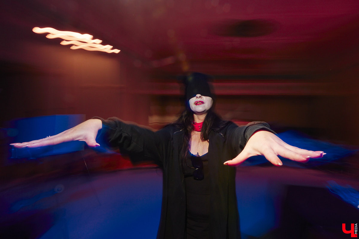 Актриса Валерия Емельянова — в прошлом яркая звезда Владимирского академического театра драмы — вернулась на сцену. Ее моноспектакль по пьесе Жана Кокто «Человеческий голос» уже был с успехом обкатан на двух небольших площадках. И вот наконец случилась премьера в Центре культуры и искусства на Соборной, которую посетил «Ключ-Медиа».