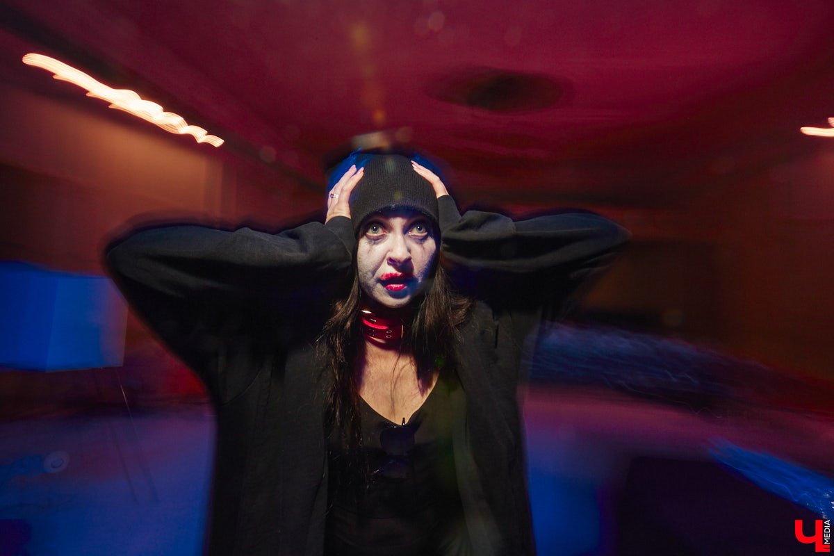 Актриса Валерия Емельянова — в прошлом яркая звезда Владимирского академического театра драмы — вернулась на сцену. Ее моноспектакль по пьесе Жана Кокто «Человеческий голос» уже был с успехом обкатан на двух небольших площадках. И вот наконец случилась премьера в Центре культуры и искусства на Соборной, которую посетил «Ключ-Медиа».