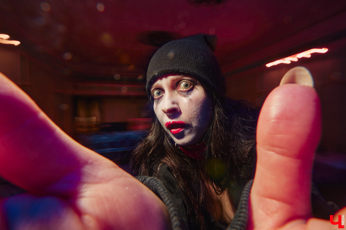 Актриса Валерия Емельянова — в прошлом яркая звезда Владимирского академического театра драмы — вернулась на сцену. Ее моноспектакль по пьесе Жана Кокто «Человеческий голос» уже был с успехом обкатан на двух небольших площадках. И вот наконец случилась премьера в Центре культуры и искусства на Соборной, которую посетил «Ключ-Медиа».