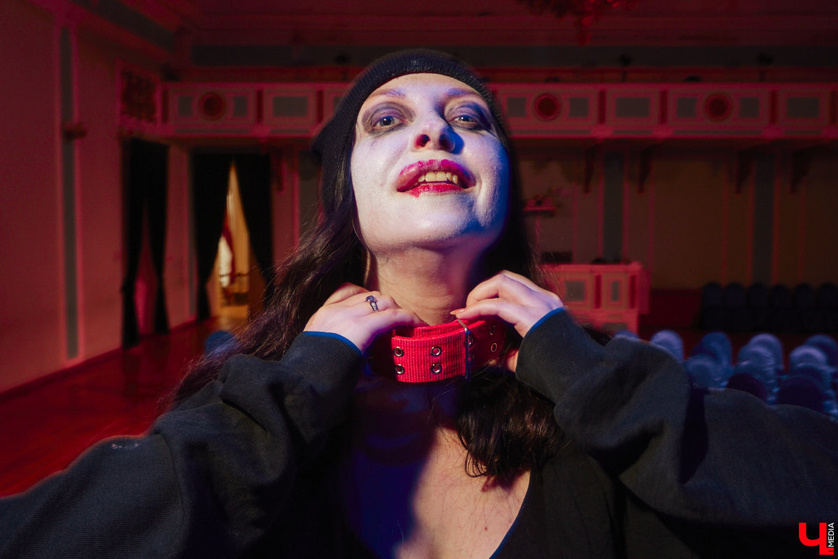 Актриса Валерия Емельянова — в прошлом яркая звезда Владимирского академического театра драмы — вернулась на сцену. Ее моноспектакль по пьесе Жана Кокто «Человеческий голос» уже был с успехом обкатан на двух небольших площадках. И вот наконец случилась премьера в Центре культуры и искусства на Соборной, которую посетил «Ключ-Медиа».