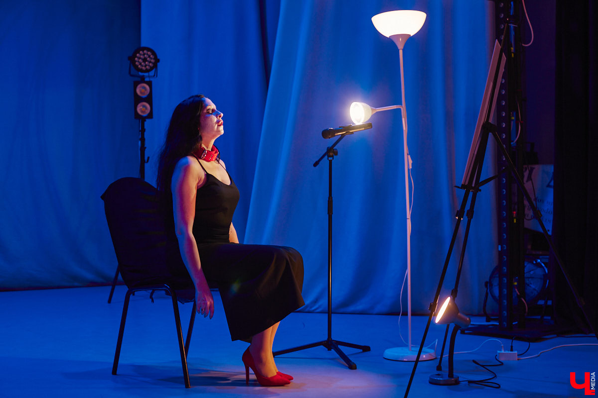 Актриса Валерия Емельянова — в прошлом яркая звезда Владимирского академического театра драмы — вернулась на сцену. Ее моноспектакль по пьесе Жана Кокто «Человеческий голос» уже был с успехом обкатан на двух небольших площадках. И вот наконец случилась премьера в Центре культуры и искусства на Соборной, которую посетил «Ключ-Медиа».