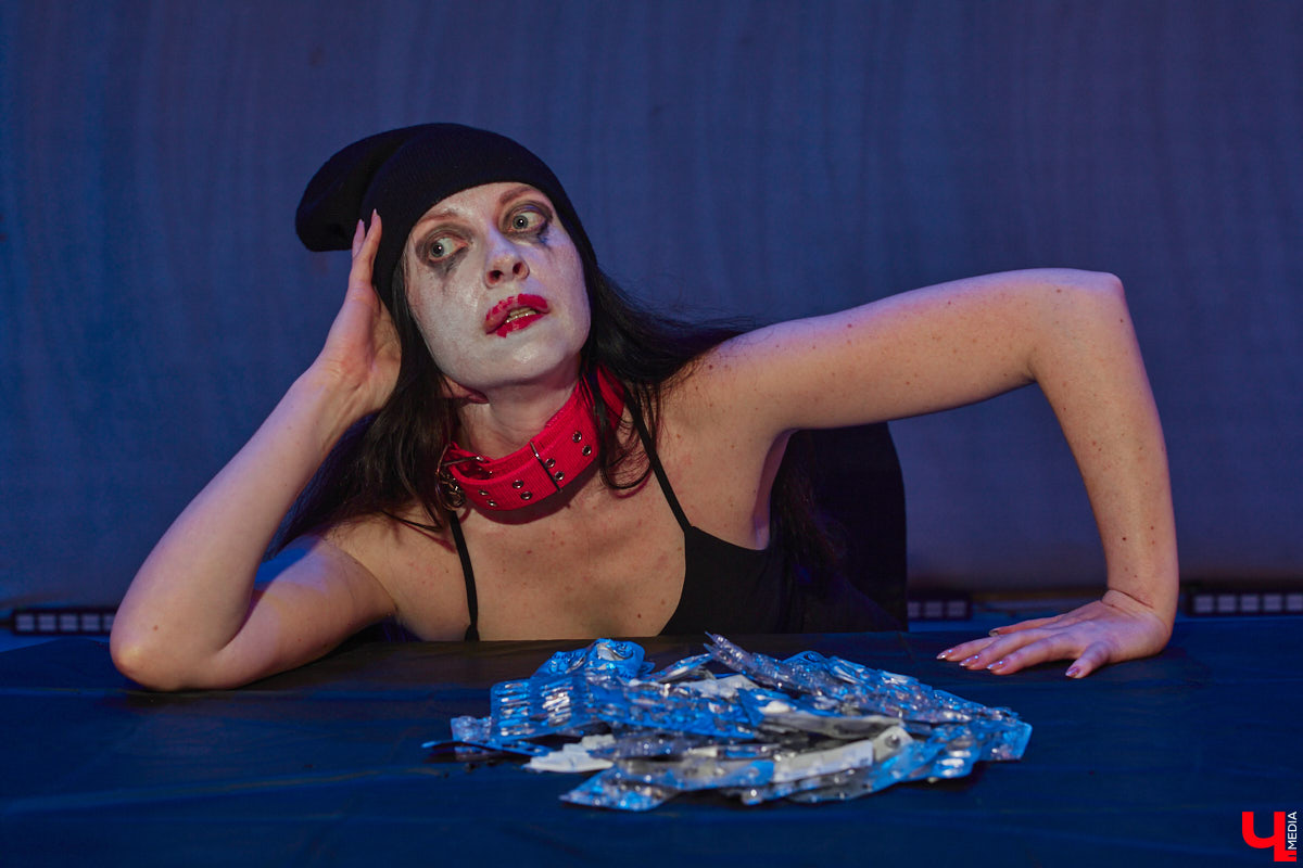 Актриса Валерия Емельянова — в прошлом яркая звезда Владимирского академического театра драмы — вернулась на сцену. Ее моноспектакль по пьесе Жана Кокто «Человеческий голос» уже был с успехом обкатан на двух небольших площадках. И вот наконец случилась премьера в Центре культуры и искусства на Соборной, которую посетил «Ключ-Медиа».