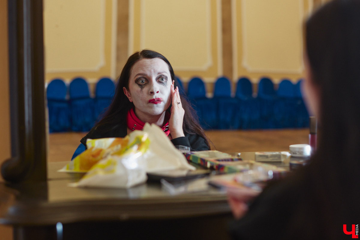 Актриса Валерия Емельянова — в прошлом яркая звезда Владимирского академического театра драмы — вернулась на сцену. Ее моноспектакль по пьесе Жана Кокто «Человеческий голос» уже был с успехом обкатан на двух небольших площадках. И вот наконец случилась премьера в Центре культуры и искусства на Соборной, которую посетил «Ключ-Медиа».