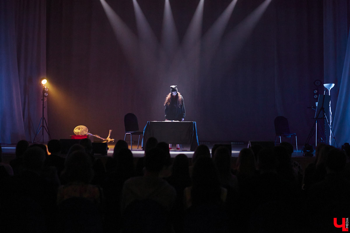 Актриса Валерия Емельянова — в прошлом яркая звезда Владимирского академического театра драмы — вернулась на сцену. Ее моноспектакль по пьесе Жана Кокто «Человеческий голос» уже был с успехом обкатан на двух небольших площадках. И вот наконец случилась премьера в Центре культуры и искусства на Соборной, которую посетил «Ключ-Медиа».