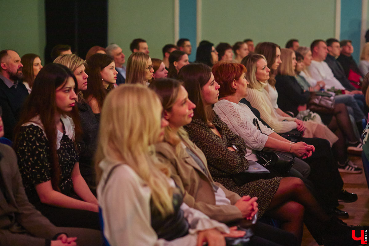 Актриса Валерия Емельянова — в прошлом яркая звезда Владимирского академического театра драмы — вернулась на сцену. Ее моноспектакль по пьесе Жана Кокто «Человеческий голос» уже был с успехом обкатан на двух небольших площадках. И вот наконец случилась премьера в Центре культуры и искусства на Соборной, которую посетил «Ключ-Медиа».