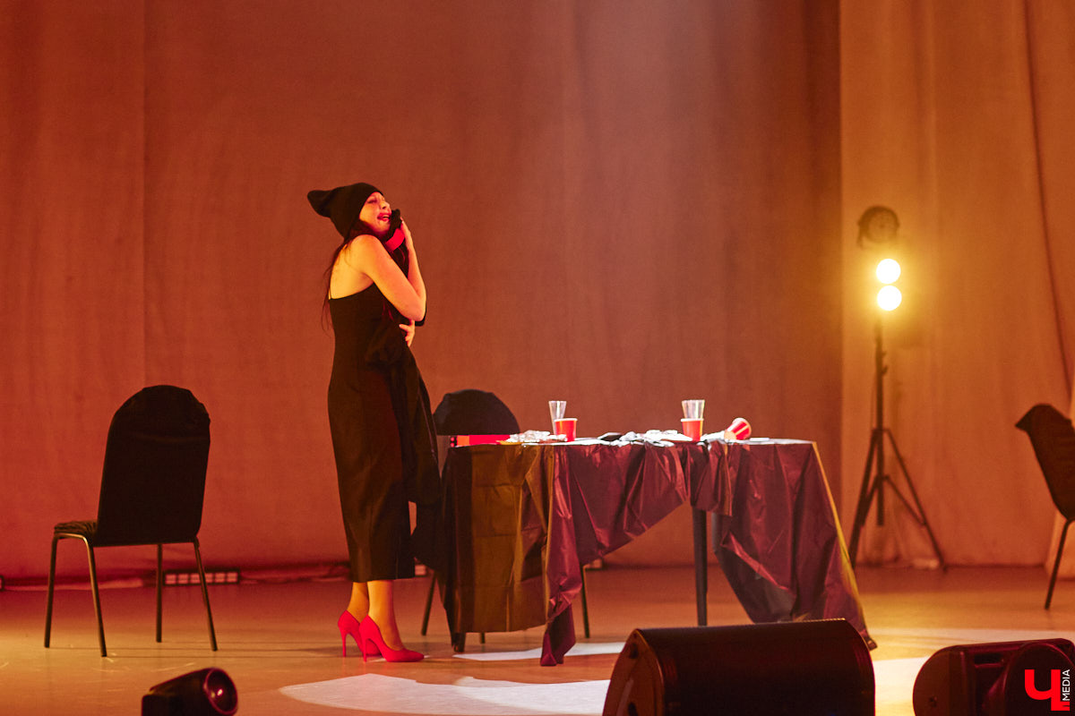 Актриса Валерия Емельянова — в прошлом яркая звезда Владимирского академического театра драмы — вернулась на сцену. Ее моноспектакль по пьесе Жана Кокто «Человеческий голос» уже был с успехом обкатан на двух небольших площадках. И вот наконец случилась премьера в Центре культуры и искусства на Соборной, которую посетил «Ключ-Медиа».