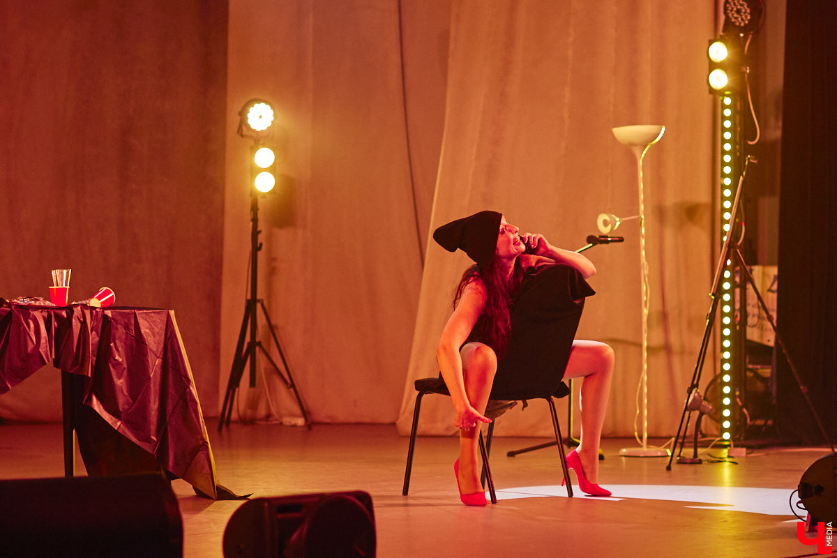 Актриса Валерия Емельянова — в прошлом яркая звезда Владимирского академического театра драмы — вернулась на сцену. Ее моноспектакль по пьесе Жана Кокто «Человеческий голос» уже был с успехом обкатан на двух небольших площадках. И вот наконец случилась премьера в Центре культуры и искусства на Соборной, которую посетил «Ключ-Медиа».