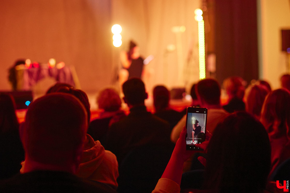 Актриса Валерия Емельянова — в прошлом яркая звезда Владимирского академического театра драмы — вернулась на сцену. Ее моноспектакль по пьесе Жана Кокто «Человеческий голос» уже был с успехом обкатан на двух небольших площадках. И вот наконец случилась премьера в Центре культуры и искусства на Соборной, которую посетил «Ключ-Медиа».