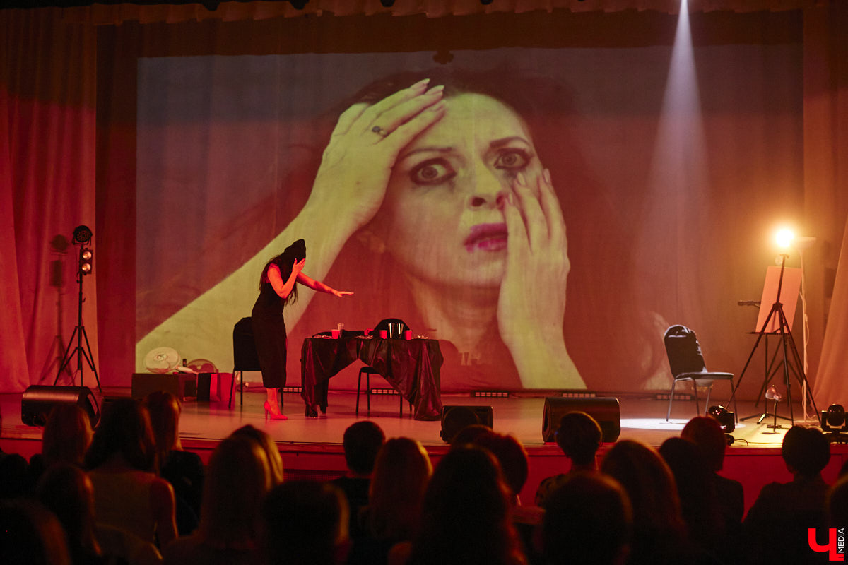 Актриса Валерия Емельянова — в прошлом яркая звезда Владимирского академического театра драмы — вернулась на сцену. Ее моноспектакль по пьесе Жана Кокто «Человеческий голос» уже был с успехом обкатан на двух небольших площадках. И вот наконец случилась премьера в Центре культуры и искусства на Соборной, которую посетил «Ключ-Медиа».