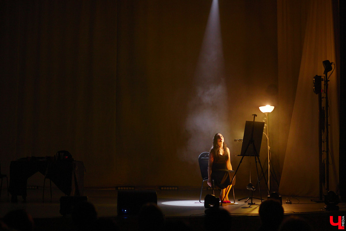 Актриса Валерия Емельянова — в прошлом яркая звезда Владимирского академического театра драмы — вернулась на сцену. Ее моноспектакль по пьесе Жана Кокто «Человеческий голос» уже был с успехом обкатан на двух небольших площадках. И вот наконец случилась премьера в Центре культуры и искусства на Соборной, которую посетил «Ключ-Медиа».