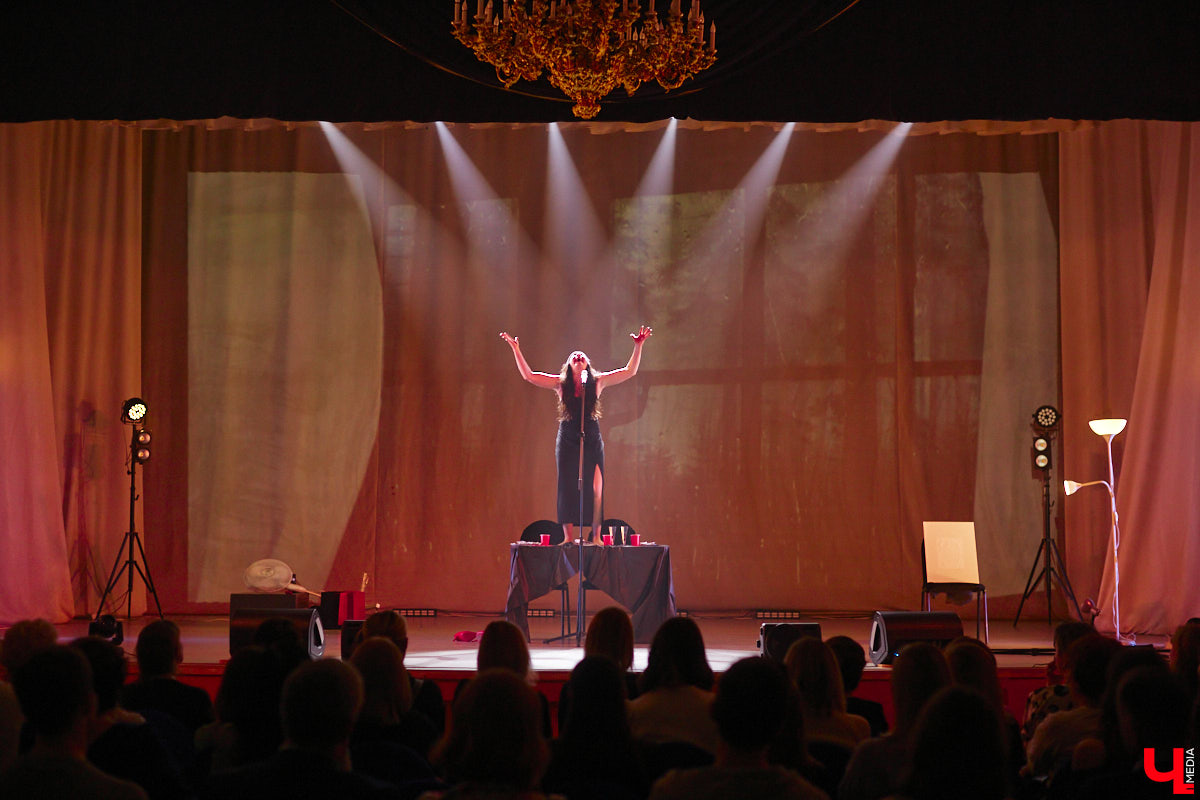 Актриса Валерия Емельянова — в прошлом яркая звезда Владимирского академического театра драмы — вернулась на сцену. Ее моноспектакль по пьесе Жана Кокто «Человеческий голос» уже был с успехом обкатан на двух небольших площадках. И вот наконец случилась премьера в Центре культуры и искусства на Соборной, которую посетил «Ключ-Медиа».