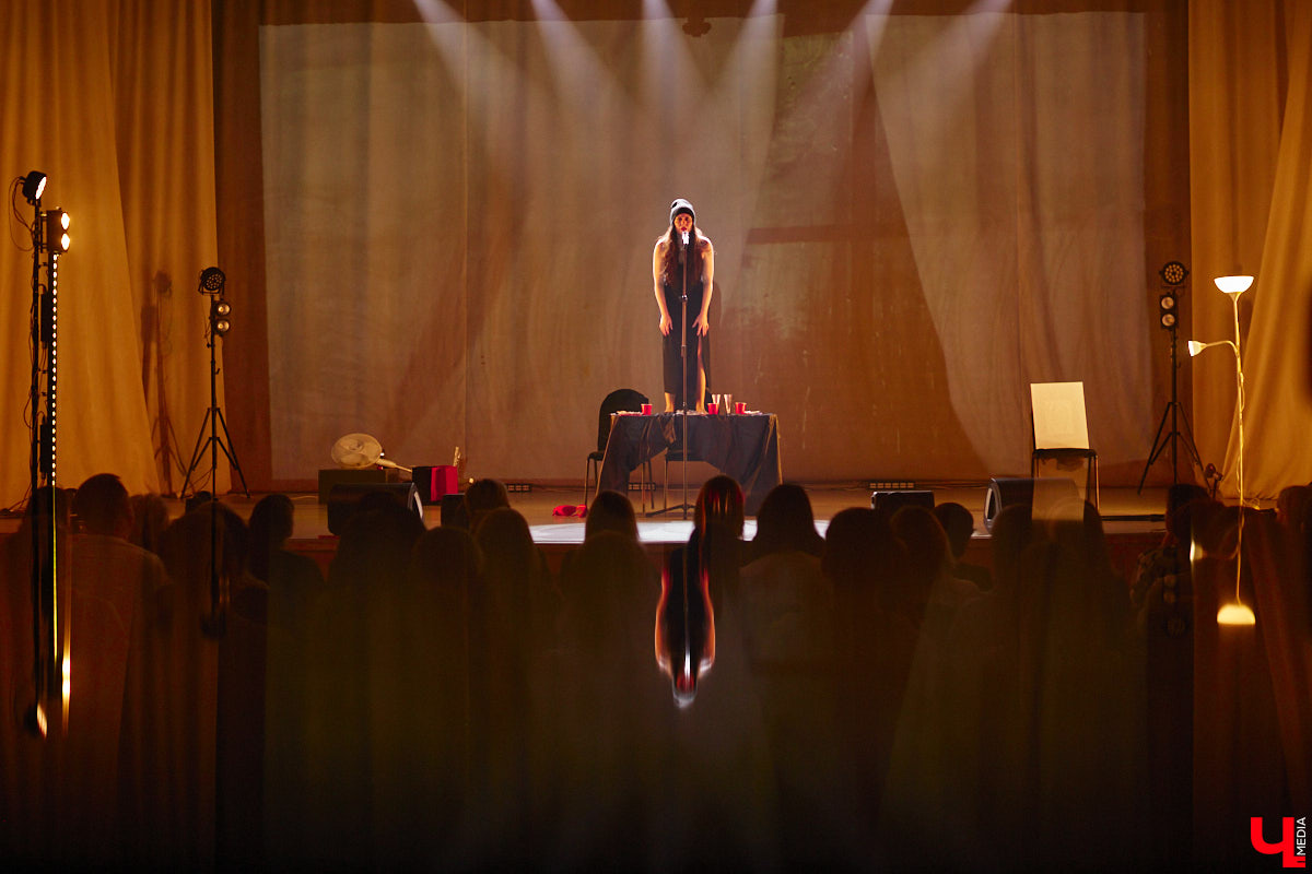 Актриса Валерия Емельянова — в прошлом яркая звезда Владимирского академического театра драмы — вернулась на сцену. Ее моноспектакль по пьесе Жана Кокто «Человеческий голос» уже был с успехом обкатан на двух небольших площадках. И вот наконец случилась премьера в Центре культуры и искусства на Соборной, которую посетил «Ключ-Медиа».