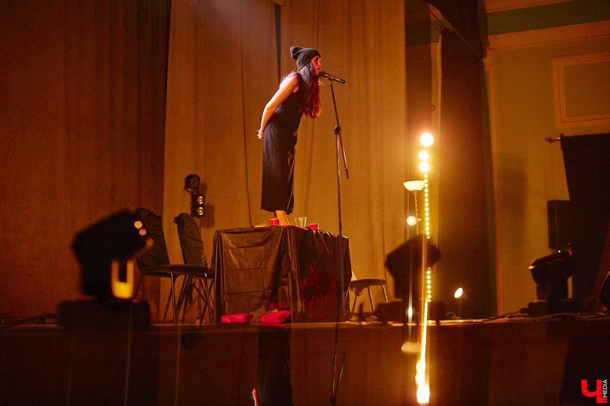 Актриса Валерия Емельянова — в прошлом яркая звезда Владимирского академического театра драмы — вернулась на сцену. Ее моноспектакль по пьесе Жана Кокто «Человеческий голос» уже был с успехом обкатан на двух небольших площадках. И вот наконец случилась премьера в Центре культуры и искусства на Соборной, которую посетил «Ключ-Медиа».