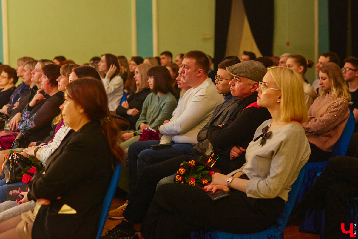 Актриса Валерия Емельянова — в прошлом яркая звезда Владимирского академического театра драмы — вернулась на сцену. Ее моноспектакль по пьесе Жана Кокто «Человеческий голос» уже был с успехом обкатан на двух небольших площадках. И вот наконец случилась премьера в Центре культуры и искусства на Соборной, которую посетил «Ключ-Медиа».