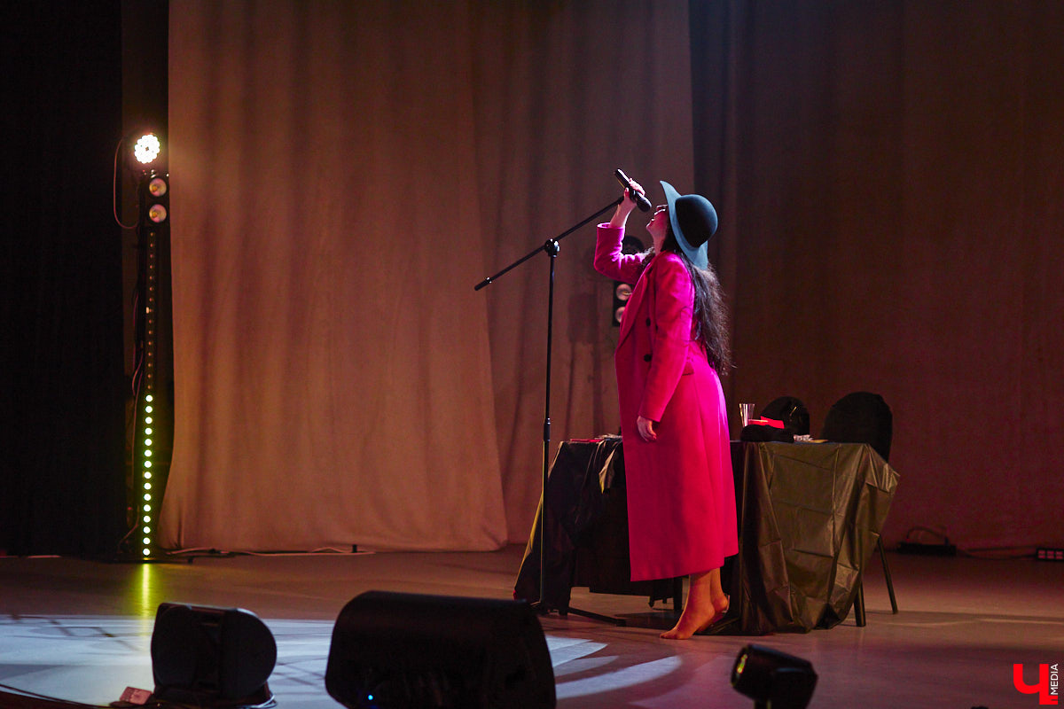 Актриса Валерия Емельянова — в прошлом яркая звезда Владимирского академического театра драмы — вернулась на сцену. Ее моноспектакль по пьесе Жана Кокто «Человеческий голос» уже был с успехом обкатан на двух небольших площадках. И вот наконец случилась премьера в Центре культуры и искусства на Соборной, которую посетил «Ключ-Медиа».