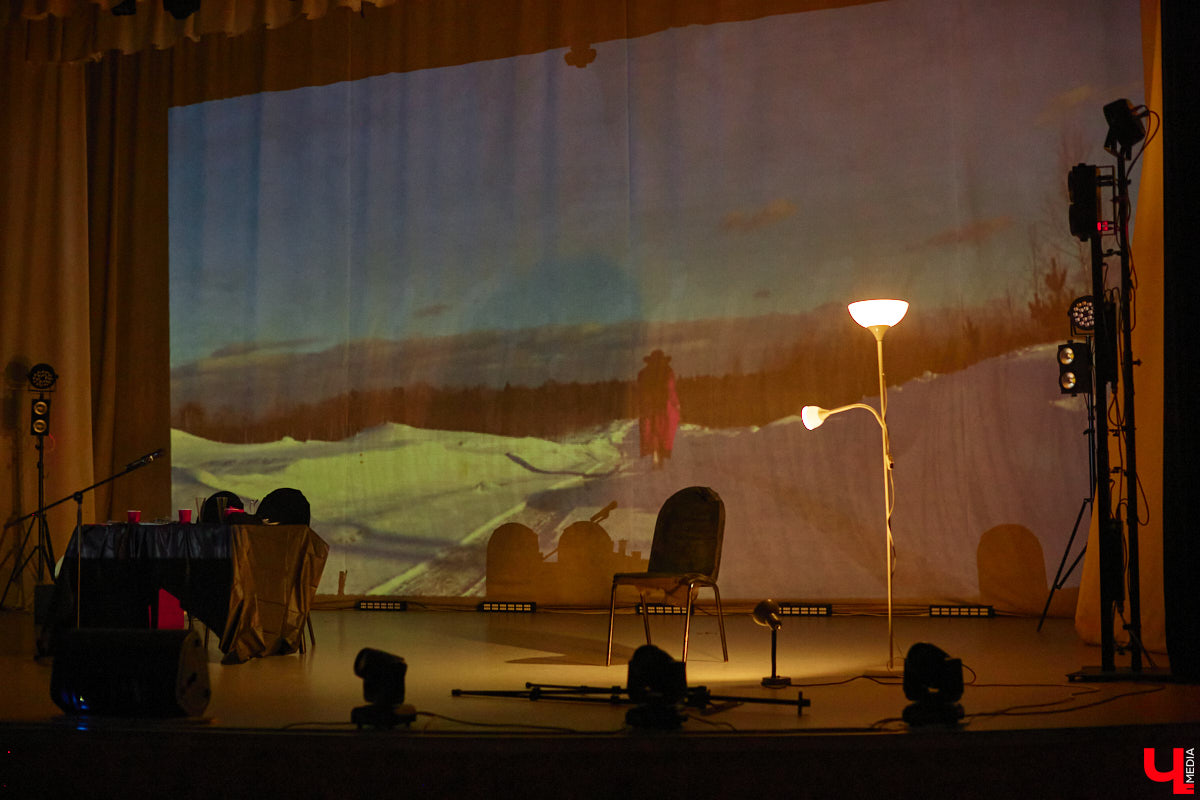 Актриса Валерия Емельянова — в прошлом яркая звезда Владимирского академического театра драмы — вернулась на сцену. Ее моноспектакль по пьесе Жана Кокто «Человеческий голос» уже был с успехом обкатан на двух небольших площадках. И вот наконец случилась премьера в Центре культуры и искусства на Соборной, которую посетил «Ключ-Медиа».