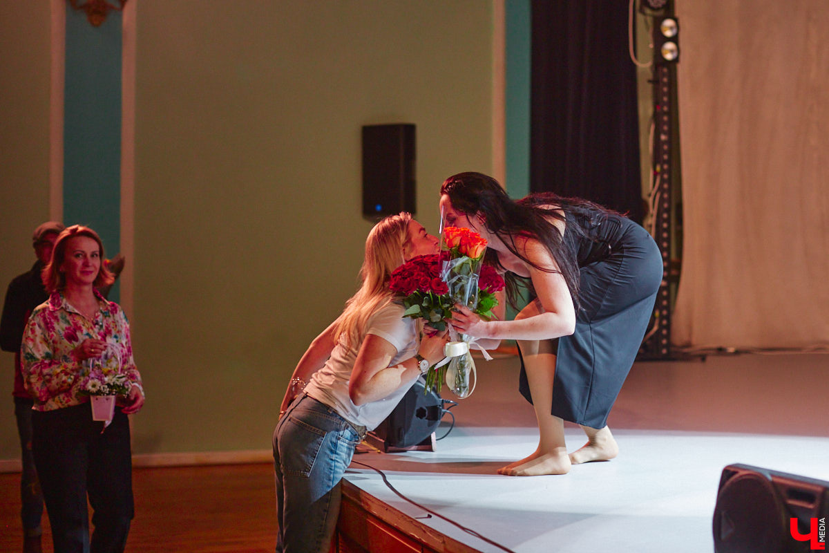 Актриса Валерия Емельянова — в прошлом яркая звезда Владимирского академического театра драмы — вернулась на сцену. Ее моноспектакль по пьесе Жана Кокто «Человеческий голос» уже был с успехом обкатан на двух небольших площадках. И вот наконец случилась премьера в Центре культуры и искусства на Соборной, которую посетил «Ключ-Медиа».