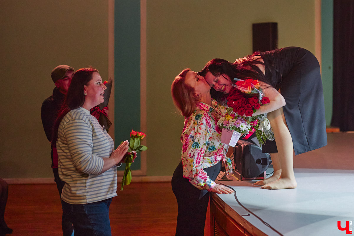 Актриса Валерия Емельянова — в прошлом яркая звезда Владимирского академического театра драмы — вернулась на сцену. Ее моноспектакль по пьесе Жана Кокто «Человеческий голос» уже был с успехом обкатан на двух небольших площадках. И вот наконец случилась премьера в Центре культуры и искусства на Соборной, которую посетил «Ключ-Медиа».