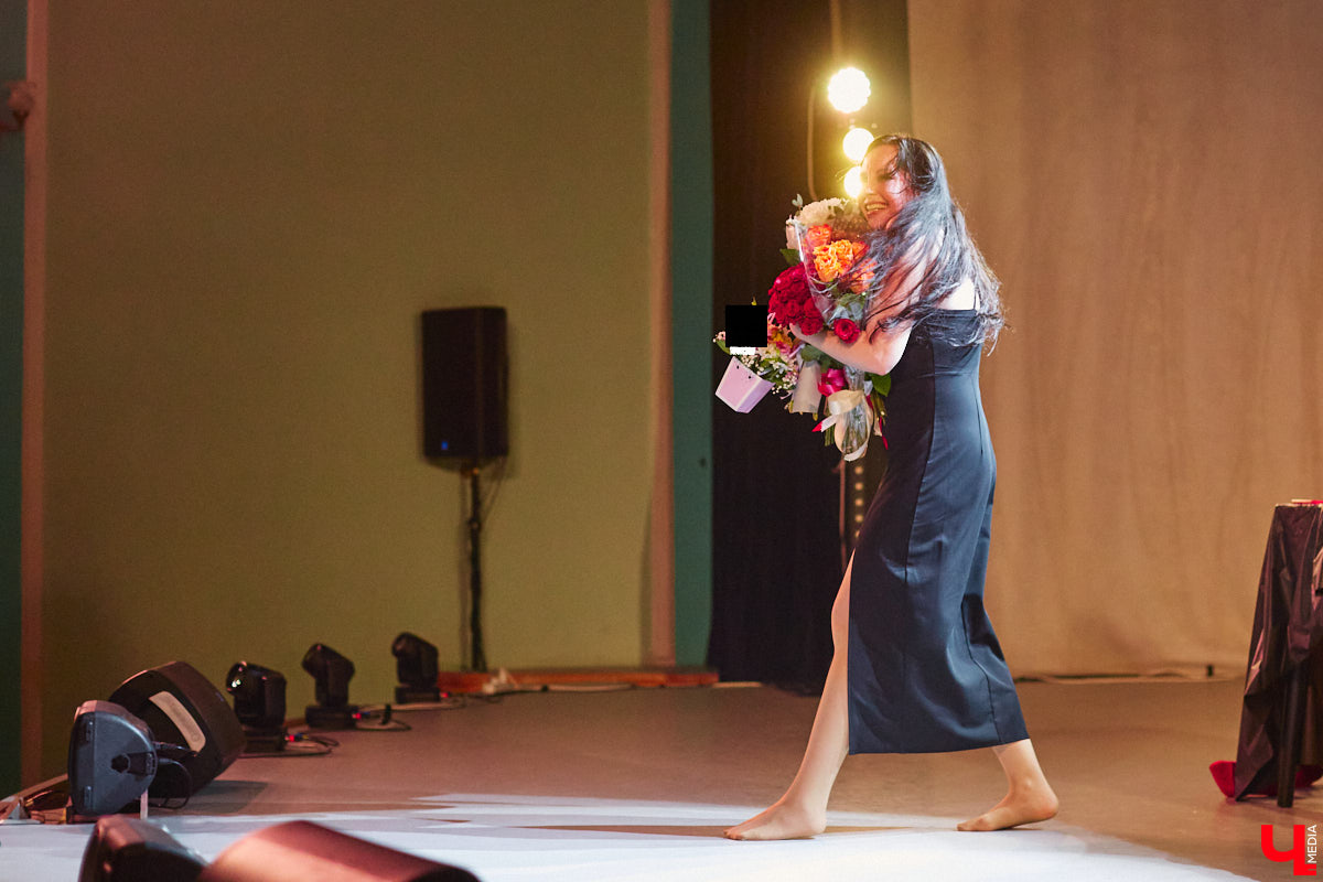 Актриса Валерия Емельянова — в прошлом яркая звезда Владимирского академического театра драмы — вернулась на сцену. Ее моноспектакль по пьесе Жана Кокто «Человеческий голос» уже был с успехом обкатан на двух небольших площадках. И вот наконец случилась премьера в Центре культуры и искусства на Соборной, которую посетил «Ключ-Медиа».