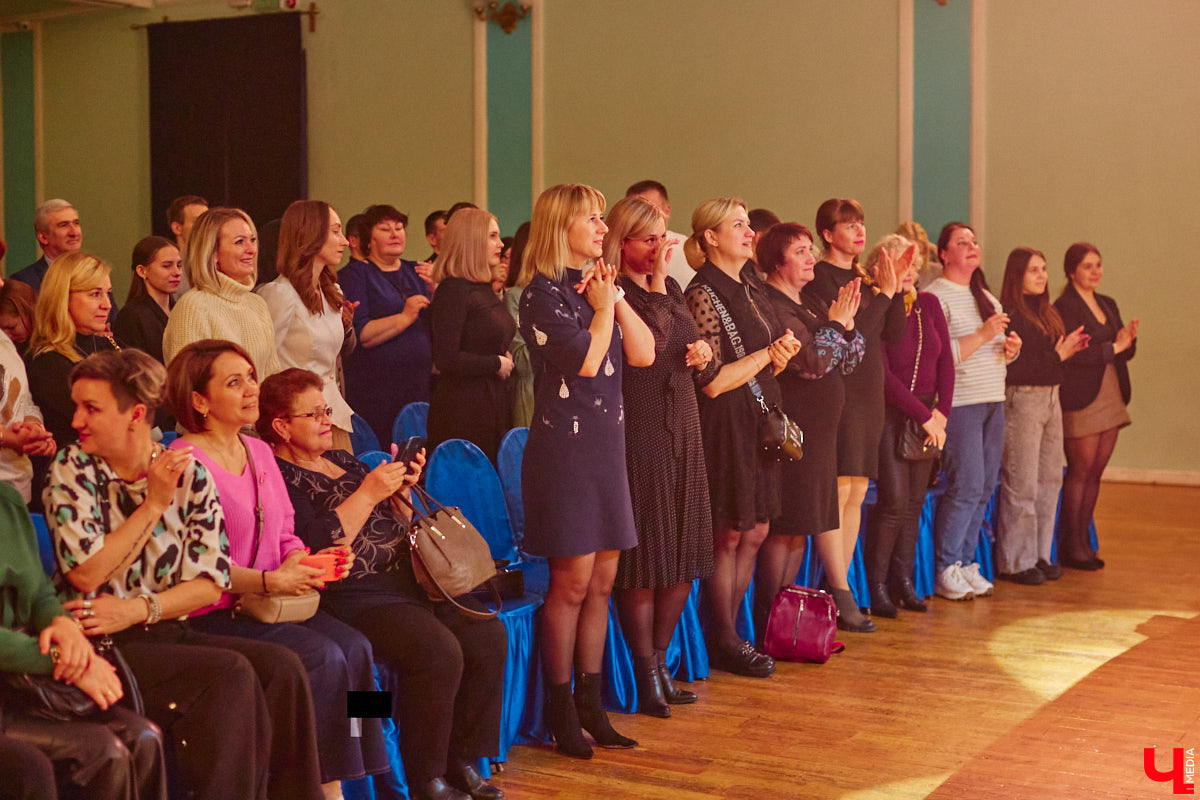 Актриса Валерия Емельянова — в прошлом яркая звезда Владимирского академического театра драмы — вернулась на сцену. Ее моноспектакль по пьесе Жана Кокто «Человеческий голос» уже был с успехом обкатан на двух небольших площадках. И вот наконец случилась премьера в Центре культуры и искусства на Соборной, которую посетил «Ключ-Медиа».