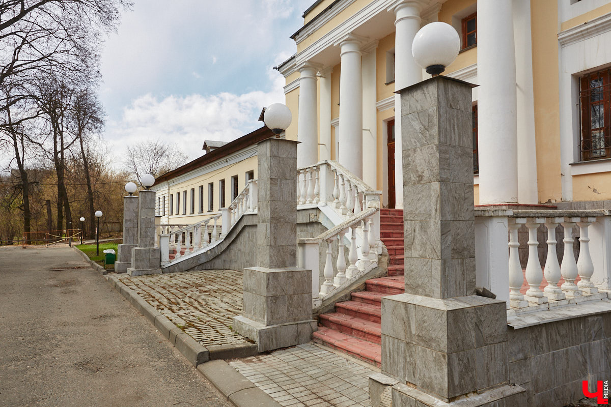 В первой половине XIX века Владимир развивался на основе первого регулярного плана застройки, утверждённого Екатериной II в 1781 году. На смену стихийно сложившейся, хаотичной постройке и кривым улочкам должна была прийти упорядоченная сеть городских кварталов с геометрически чёткой планировкой. На центральной улице стали появляться кирпичные купеческие дома, возводились новые общественные здания в стилистике зрелого классицизма, перестраивались старые. Ведущую роль в этом играл губернский архитектор Алексей Вершинский.