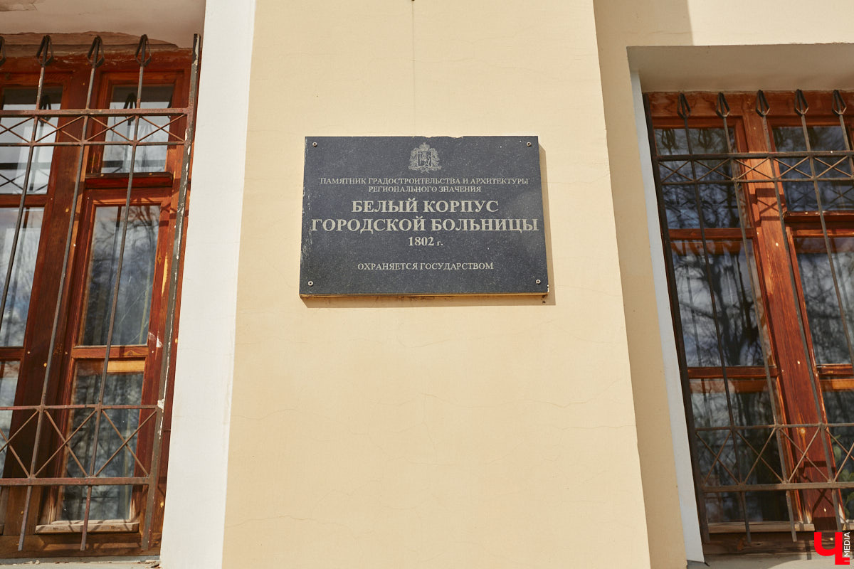 В первой половине XIX века Владимир развивался на основе первого регулярного плана застройки, утверждённого Екатериной II в 1781 году. На смену стихийно сложившейся, хаотичной постройке и кривым улочкам должна была прийти упорядоченная сеть городских кварталов с геометрически чёткой планировкой. На центральной улице стали появляться кирпичные купеческие дома, возводились новые общественные здания в стилистике зрелого классицизма, перестраивались старые. Ведущую роль в этом играл губернский архитектор Алексей Вершинский.