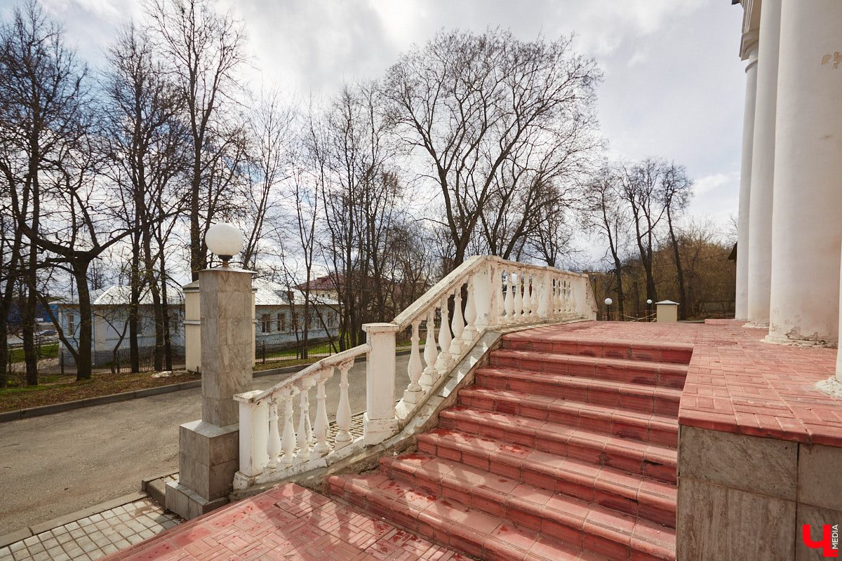 В первой половине XIX века Владимир развивался на основе первого регулярного плана застройки, утверждённого Екатериной II в 1781 году. На смену стихийно сложившейся, хаотичной постройке и кривым улочкам должна была прийти упорядоченная сеть городских кварталов с геометрически чёткой планировкой. На центральной улице стали появляться кирпичные купеческие дома, возводились новые общественные здания в стилистике зрелого классицизма, перестраивались старые. Ведущую роль в этом играл губернский архитектор Алексей Вершинский.