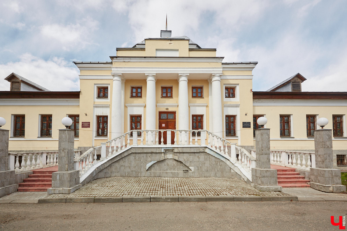В первой половине XIX века Владимир развивался на основе первого регулярного плана застройки, утверждённого Екатериной II в 1781 году. На смену стихийно сложившейся, хаотичной постройке и кривым улочкам должна была прийти упорядоченная сеть городских кварталов с геометрически чёткой планировкой. На центральной улице стали появляться кирпичные купеческие дома, возводились новые общественные здания в стилистике зрелого классицизма, перестраивались старые. Ведущую роль в этом играл губернский архитектор Алексей Вершинский.