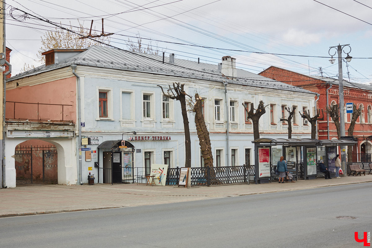 В первой половине XIX века Владимир развивался на основе первого регулярного плана застройки, утверждённого Екатериной II в 1781 году. На смену стихийно сложившейся, хаотичной постройке и кривым улочкам должна была прийти упорядоченная сеть городских кварталов с геометрически чёткой планировкой. На центральной улице стали появляться кирпичные купеческие дома, возводились новые общественные здания в стилистике зрелого классицизма, перестраивались старые. Ведущую роль в этом играл губернский архитектор Алексей Вершинский.