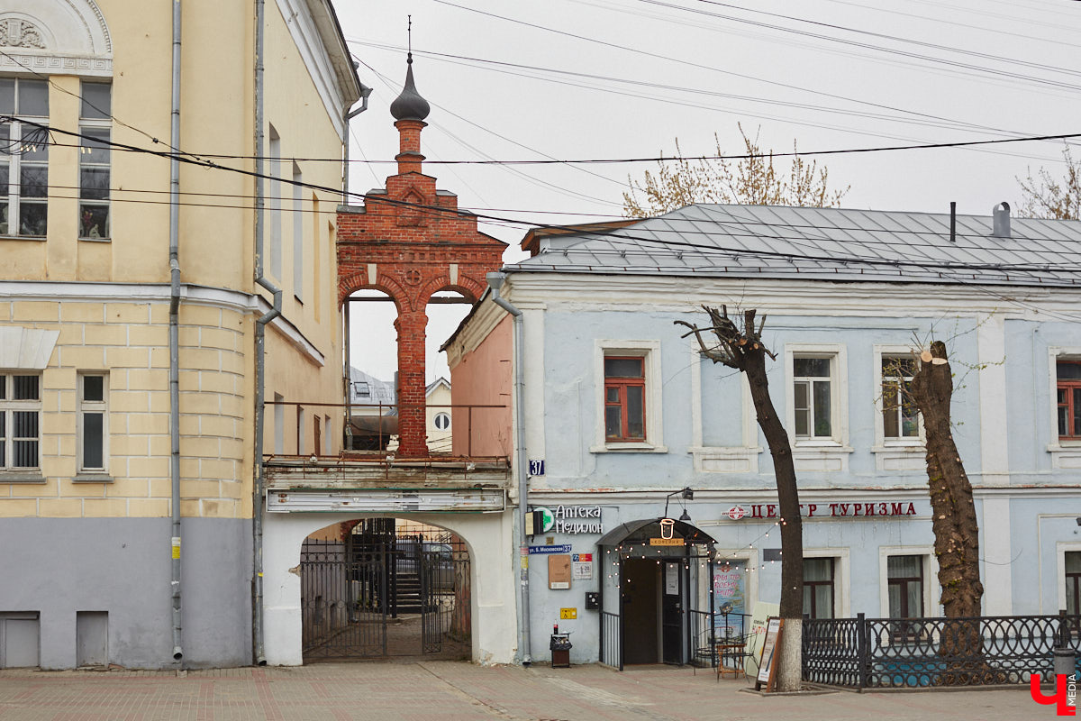 В первой половине XIX века Владимир развивался на основе первого регулярного плана застройки, утверждённого Екатериной II в 1781 году. На смену стихийно сложившейся, хаотичной постройке и кривым улочкам должна была прийти упорядоченная сеть городских кварталов с геометрически чёткой планировкой. На центральной улице стали появляться кирпичные купеческие дома, возводились новые общественные здания в стилистике зрелого классицизма, перестраивались старые. Ведущую роль в этом играл губернский архитектор Алексей Вершинский.